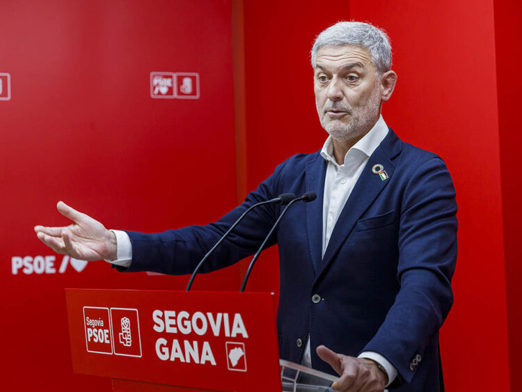 El PSCYL espera la respuesta de Ferraz sobre la suspensión cautelar de militancia de José Luis Vázquez 1 El exalcalde de San Ildefonso, José Luis Vázquez, en su última rueda de prensa en la sede del PSOE de Segovia. / NACHO VALVERDE - ICAL
