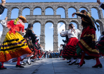 Pasacalles Día del Folclore Asociación Cultural y Folclórica Andrés Laguna- Héctor Criado