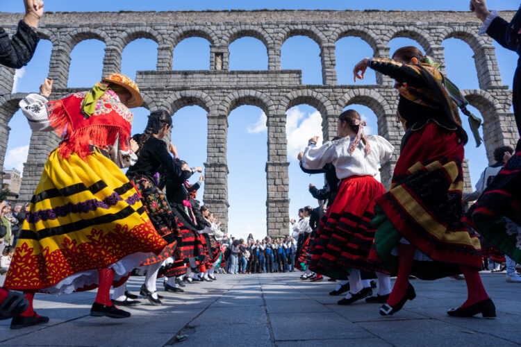 Pasacalles Día del Folclore Asociación Cultural y Folclórica Andrés Laguna- Héctor Criado
