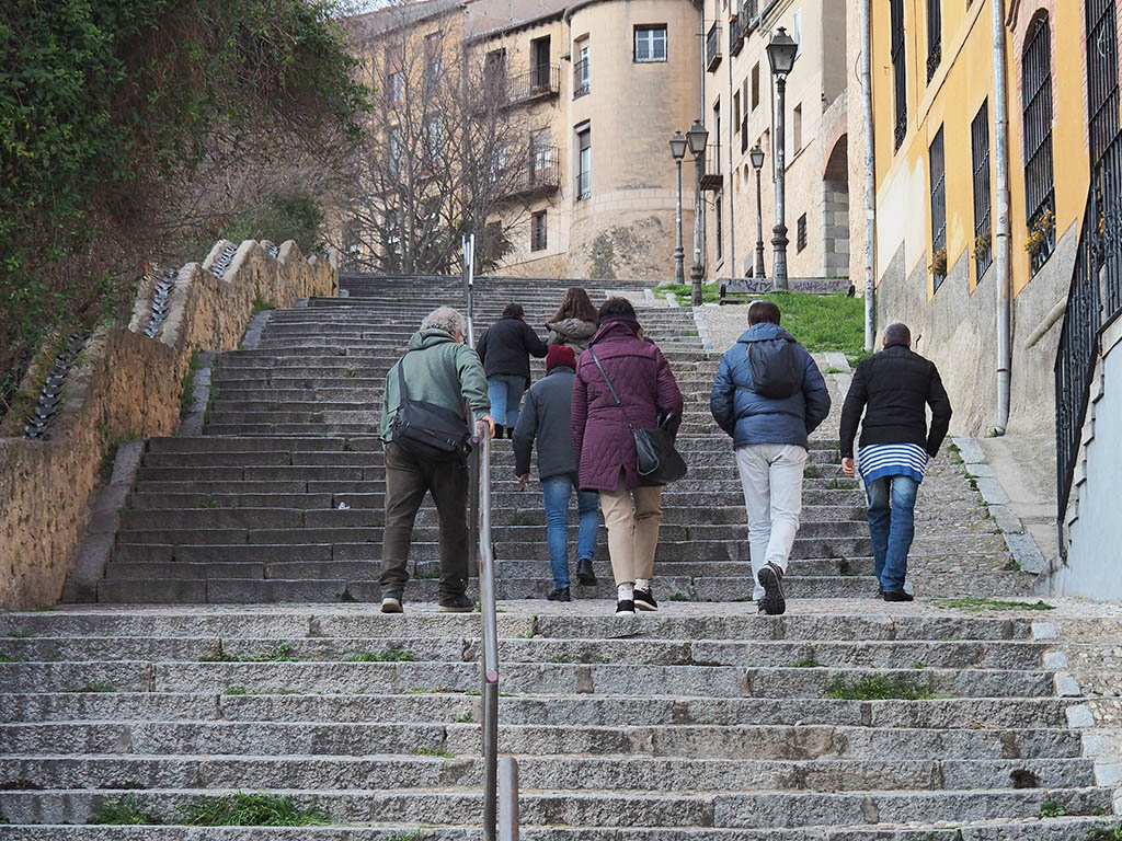 Escaleras de acceso al paseo del Salón de Isabel II desde el barrio de San Millán. / HÉCTOR CRIADO