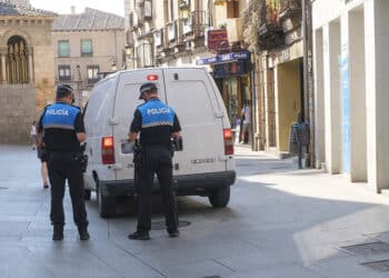 Agentes de la Policía Local controlando la carga y descarga en la calle Real de Segovia. / KAMARERO