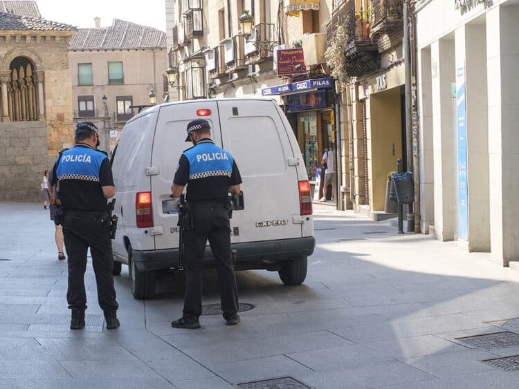 Agentes de la Policía Local controlando la carga y descarga en la calle Real de Segovia. / KAMARERO