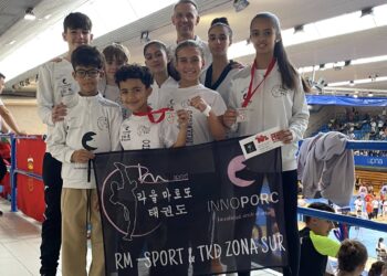 La comitiva del club segoviano posa en la cita con las medallas./RM SPORT