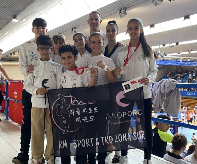 La comitiva del club segoviano posa en la cita con las medallas./RM SPORT