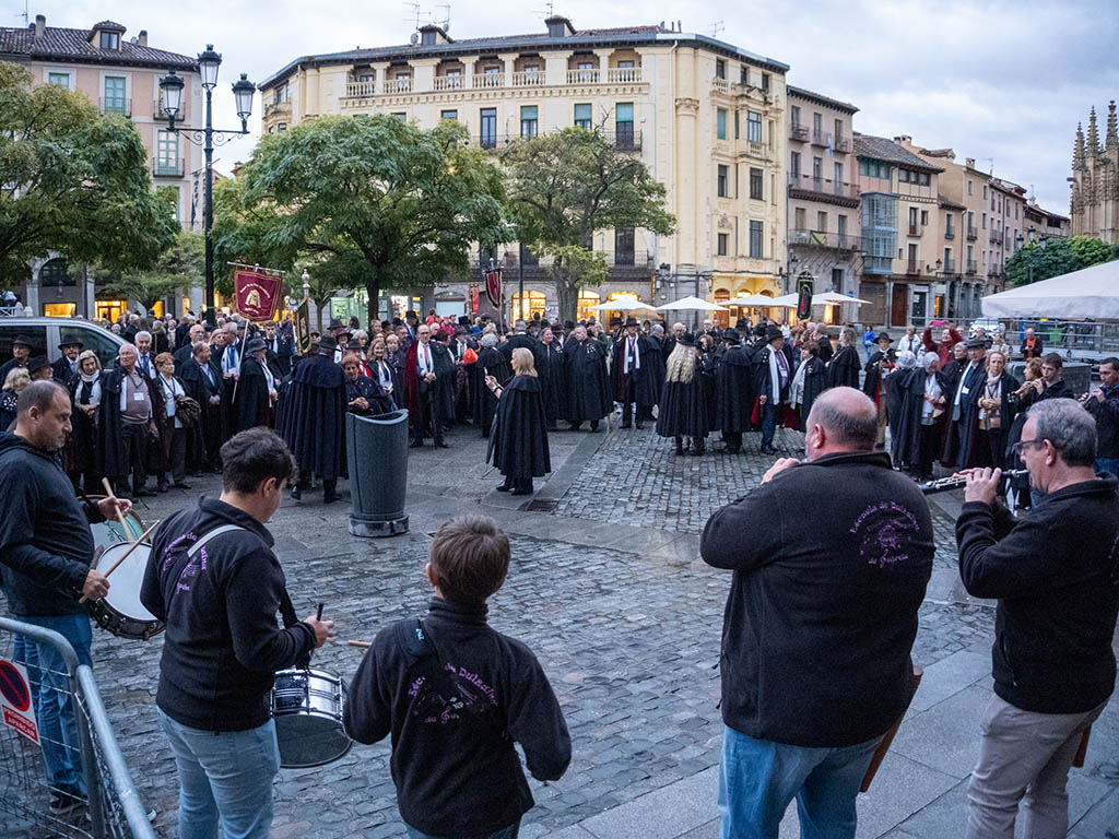 Recepción de participantes del XXV Encuentro Nacional de la Capa en la Plaza Mayor de Segovia. / HÉCTOR CRIADO