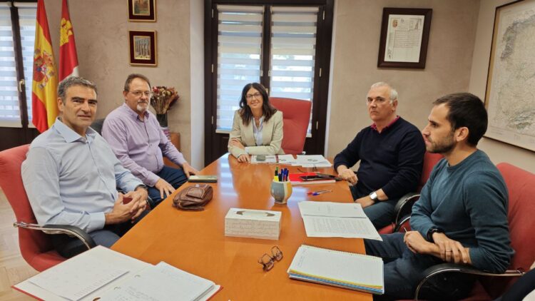 La delegada territorial de la Junta ha mantenido una reunión con el alcalde de Juarros de Voltoya en la Delegación Territorial / JCYL