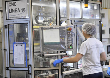 Trabajo en una factoría de producción de la provincia. / KAMARERO