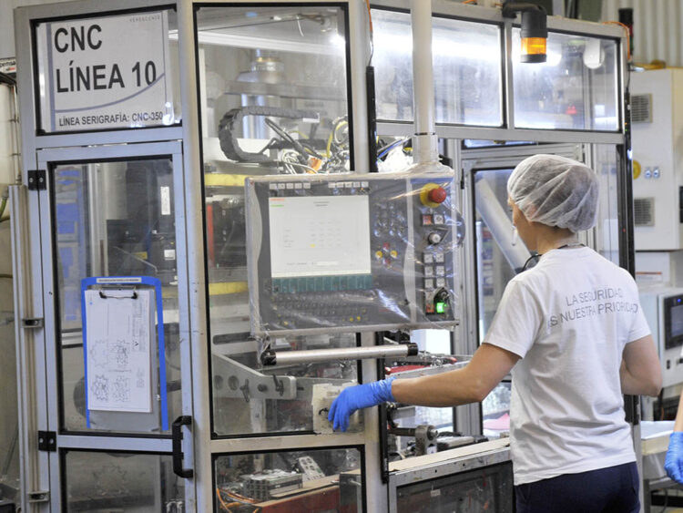 Trabajo en una factoría de producción de la provincia. / KAMARERO