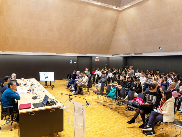 El simposio sobre Ética en la Comunicación Digital reúne a académicos de nueve universidades de cinco países 1 I Seminario Internacional de investigación sobre la Ética de la Comunicación Digital que se desarrolló en el Salón de Grados del Campus 'María Zambrano'. / UVA