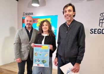 Sergio Calleja, Cristina Gil y Juan Carlos Manrique presentan el programa 'De la Uni al Cole'. / AYUNTAMIENTO DE SEGOVIA