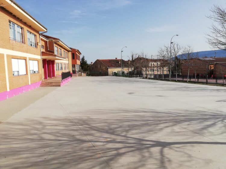 La ayuda para material escolar de 75 euros llega a 128 estudiantes de Torrecaballeros 1 Patio del CEIP Marqués de Lozoya./ E. A.