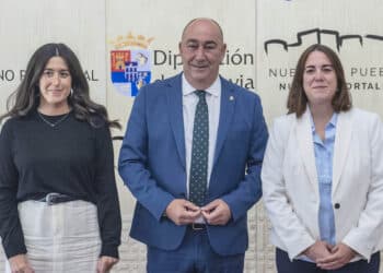 María Gala e Isabel Manso, en el acto de toma de posesión, junto al presidente de la Diputación, Miguel Ángel de Vicente. / KAMARERO