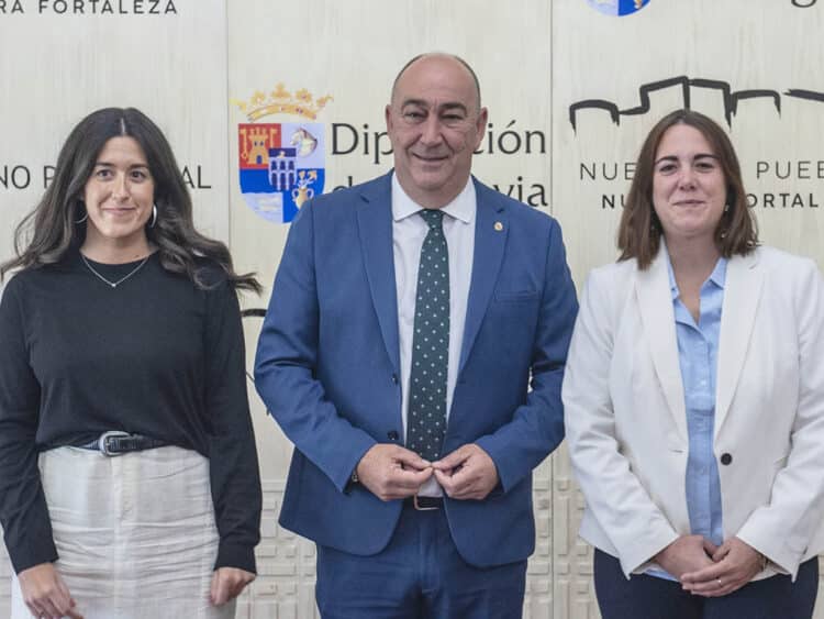 María Gala e Isabel Manso, en el acto de toma de posesión, junto al presidente de la Diputación, Miguel Ángel de Vicente. / KAMARERO