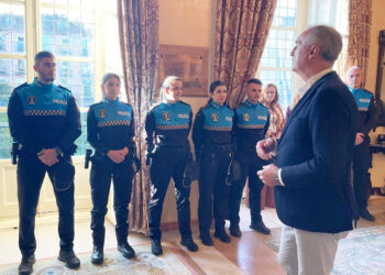 El alcalde de Segovia, José Mazarías, da la bienvenida a los cinco nuevos agentes de la Policía Loca. / AYTO. SEGOVIA