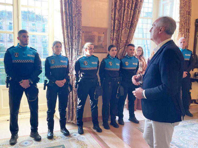 El alcalde de Segovia, José Mazarías, da la bienvenida a los cinco nuevos agentes de la Policía Loca. / AYTO. SEGOVIA