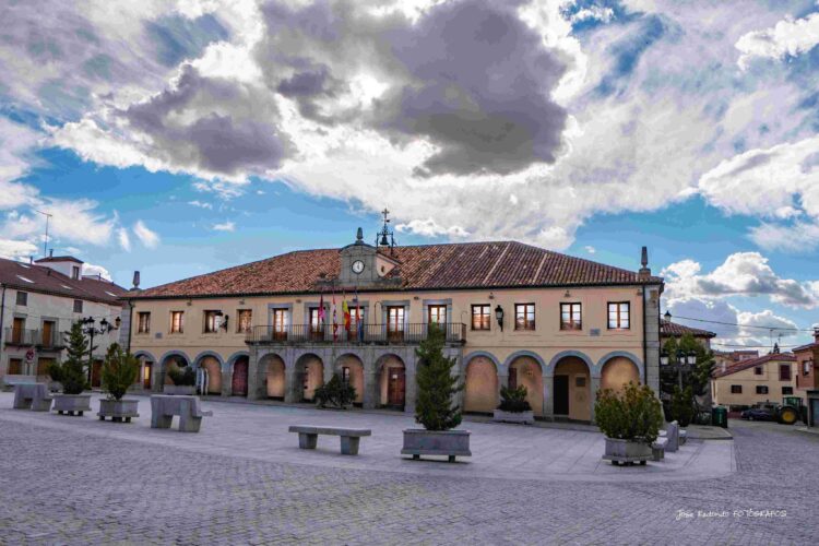 Fachada del Ayuntamiento de Villacastín./ E. A.