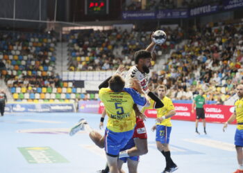 Lilian Pasquet en una acción del duelo entre BM Nava y Caserío./J. RAMÓN GARCÍA