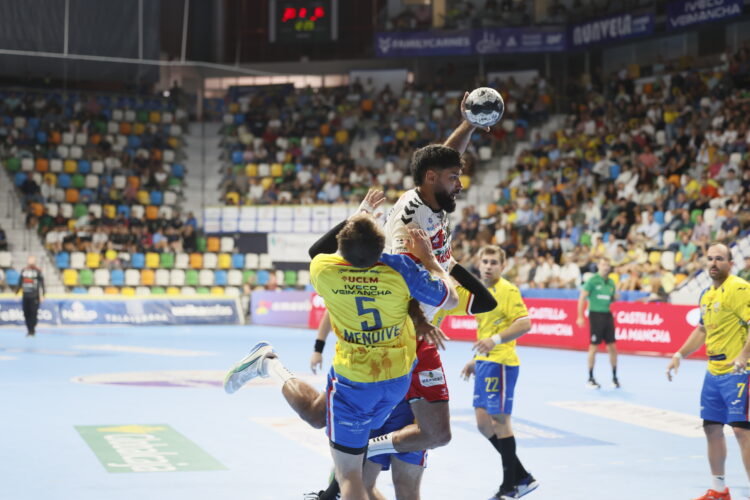 Lilian Pasquet en una acción del duelo entre BM Nava y Caserío./J. RAMÓN GARCÍA