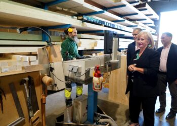 Maderas Pisuerga recibió una ayuda para retirar este material de su cubierta. / Leticia Pérez