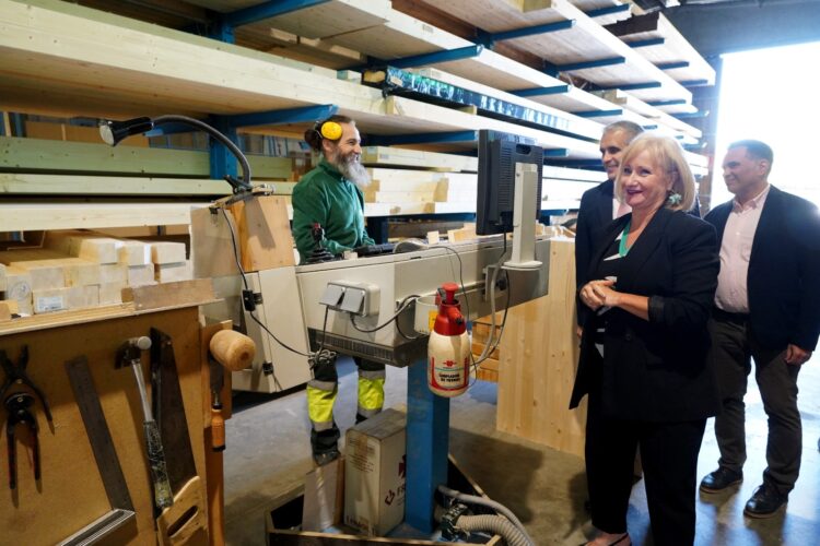 Maderas Pisuerga recibió una ayuda para retirar este material de su cubierta. / Leticia Pérez