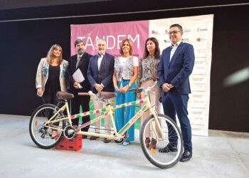 La presentación de Tándem con Tamara Bravo, vicepresidenta de AJE Segovia, Agustín García Matilla, vicerrector del Campus María Zambrano, Andrés Ortega, presidente de la FES, Magdalena Rodríguez, diputada de Promoción Provincial y Desarrollo Rural Sostenible, Raquel Alonso, Delegada Territorial de la Junta y José Luis Horcajo, concejal de Obras, Servicios e Infraestructuras y de Comercio e Industria.  / UVa
