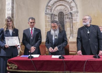 Lucía Velasco, izquierda, recibe el diploma que la acredita como académica correspondiente, junto a tres miembros de la junta directiva de la Real Academia de Historia y Arte de San Quirce. / ENRIQUE DEL BARRIO