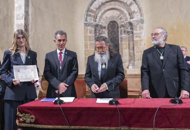 Lucía Velasco, izquierda, recibe el diploma que la acredita como académica correspondiente, junto a tres miembros de la junta directiva de la Real Academia de Historia y Arte de San Quirce. / ENRIQUE DEL BARRIO