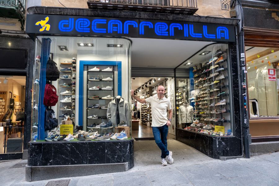 El comercio tradicional de la calle Real da un giro y se orienta hacia el turismo 3 Ricardo Calvo, propietario de la tienda de deporte ‘de Carrerilla’. / H.C.
