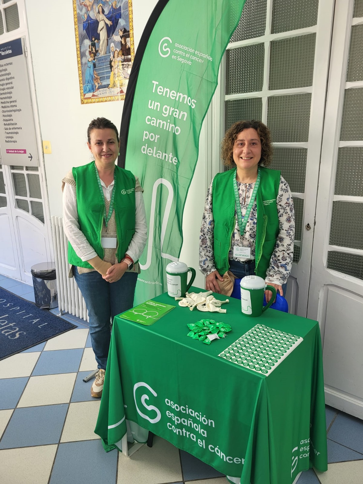 Ana Isabel López, izq. y Carmen Seoane, dcha. que después de ser paciente de la Asociación se ha convertido en una voluntaria muy activa de la AECC.