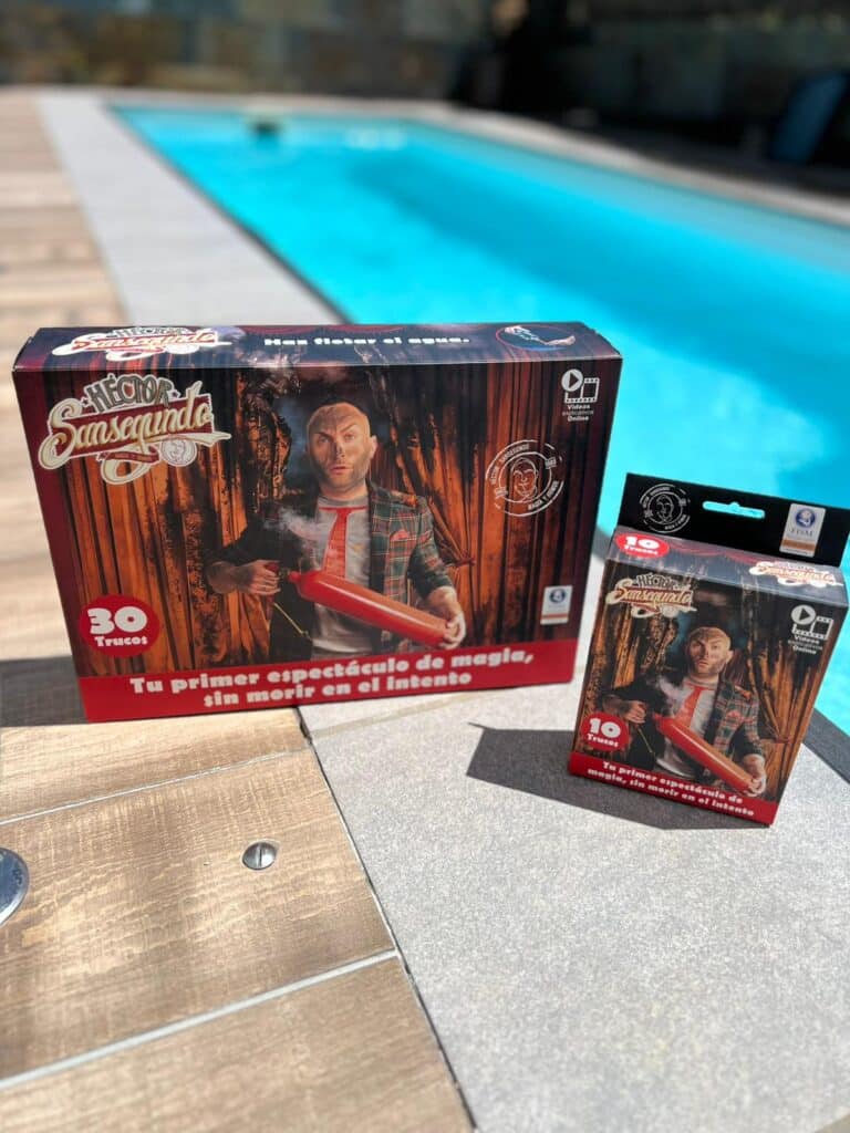 Cajas del juego que ha creado Héctor Sansegundo de iniciación a la magia.