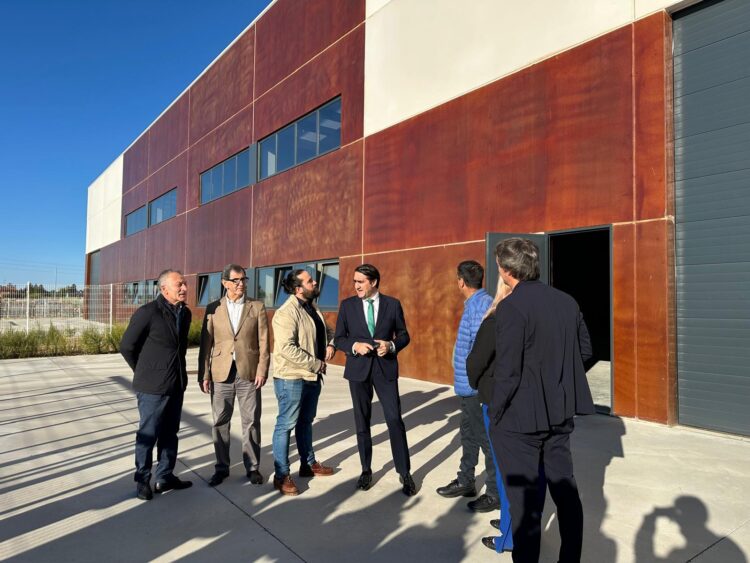 Proyectos que pretenden llevar a Castilla y León hacia el liderazgo industrial 1 visita institucional a una de las nuevas naves de Villadangos del Páramo/ JUNTA DE CASTILLA Y LEON
