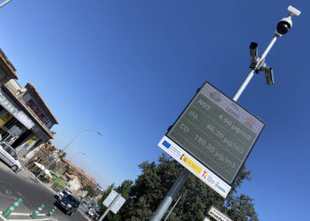 Cámaras y paneles instalados en la carretera de San Rafael, en Segovia, y en los accesos al polígono El Cerro. / A.M.