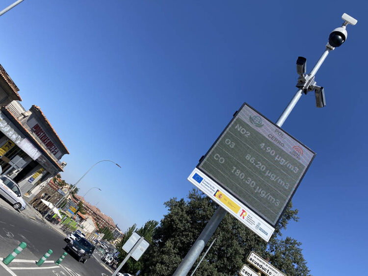 Cámaras y paneles instalados en la carretera de San Rafael, en Segovia, y en los accesos al polígono El Cerro. / A.M.