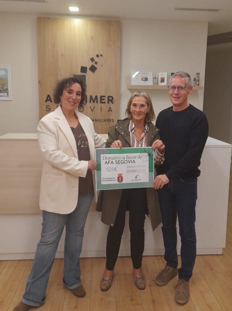 El Ayuntamiento de Torrecaballeros entrega a AFA Segovia el dinero recaudado en varias acciones solidarias 1 Entrega de la recaudación / AYTO. DE TORRECABALLEROS