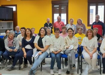 Elena Muñoz, Miriam Otero y Carmen González posan junto a los asistentes a la charla sobre las vacunas./ L. Matarranz