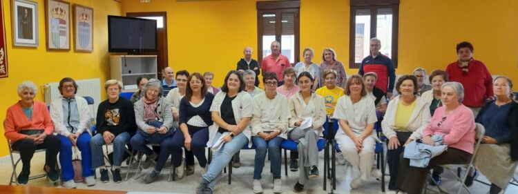 Estas son las diez razones por las que hay que vacunarse de la gripe 1 Elena Muñoz, Miriam Otero y Carmen González posan junto a los asistentes a la charla sobre las vacunas./ L. Matarranz