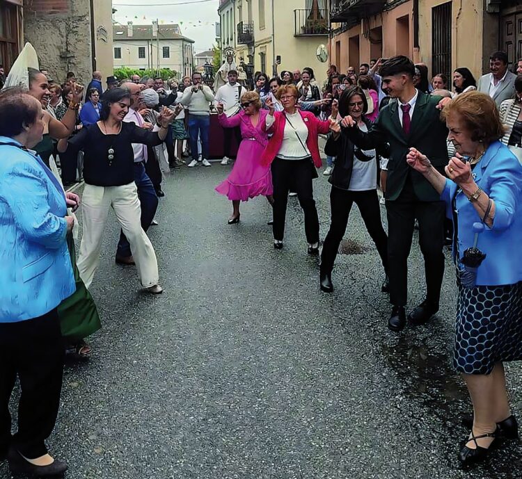 La Virgen del Rosario convoca en Fuenterrebollo 1 bailes 1