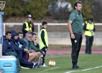Iñaki Bea durante un instante del encuentro entre Segoviana y Salamanca./JUAN MARTÍN-G. SEGOVIANA