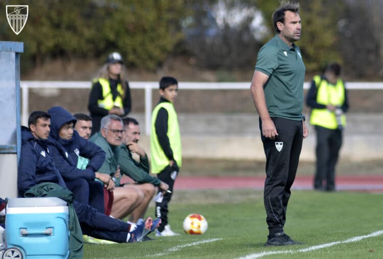 Iñaki Bea: “La clave está en el día a día tan bueno que tenemos” 1 Iñaki Bea durante un instante del encuentro entre Segoviana y Salamanca./JUAN MARTÍN-G. SEGOVIANA