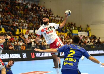 Lilian Pasquet busca el lanzamiento en un instante del encuentro entre Viveros Herol Nava y Bidasoa Irun./AMADOR MARUGÁN