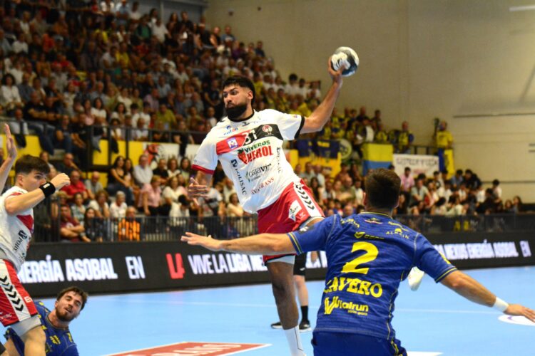 El Balonmano Nava, en busca de recuperar la sonrisa 1 Lilian Pasquet busca el lanzamiento en un instante del encuentro entre Viveros Herol Nava y Bidasoa Irun./AMADOR MARUGÁN