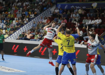 Brais busca el lanzamiento durante un instante del encuentro entre Caserío y Viveros Herol Nava disputado en el Quijote Arena./JOSÉ RAMÓN GARCÍA CARPINTERO