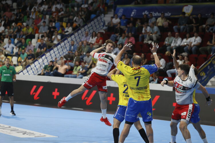 Brais busca el lanzamiento durante un instante del encuentro entre Caserío y Viveros Herol Nava disputado en el Quijote Arena./JOSÉ RAMÓN GARCÍA CARPINTERO