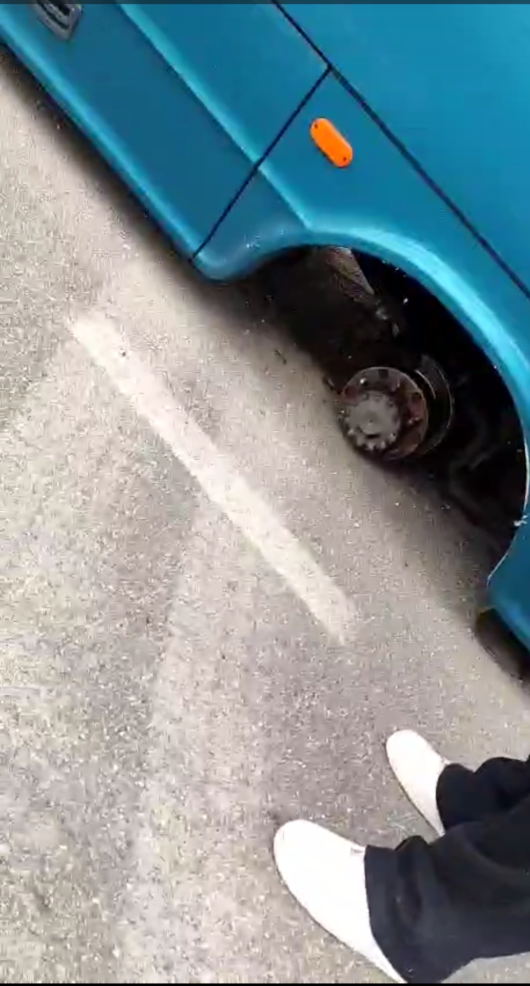 Un autobús escolar roza la tragedia al perder dos ruedas traseras 2 bus 2.jpg