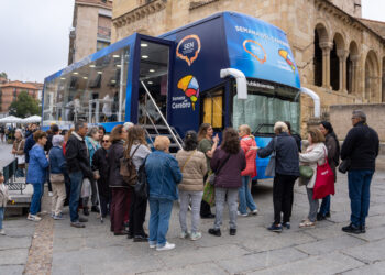 Imagen del exterior del ‘Autobús del Cerebro’ en Segovia, con la cola de ciudadanos que querían hacerse las pruebas. / Héctor Criado