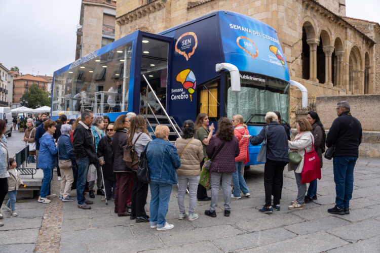 Imagen del exterior del ‘Autobús del Cerebro’ en Segovia, con la cola de ciudadanos que querían hacerse las pruebas. / Héctor Criado