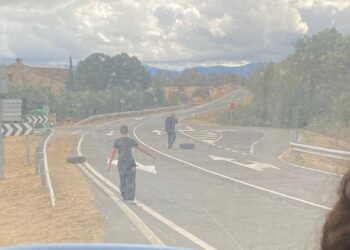 Las ruedas, vistas desde dentro del minibús, quedaron en la carretera. / CEDIDA