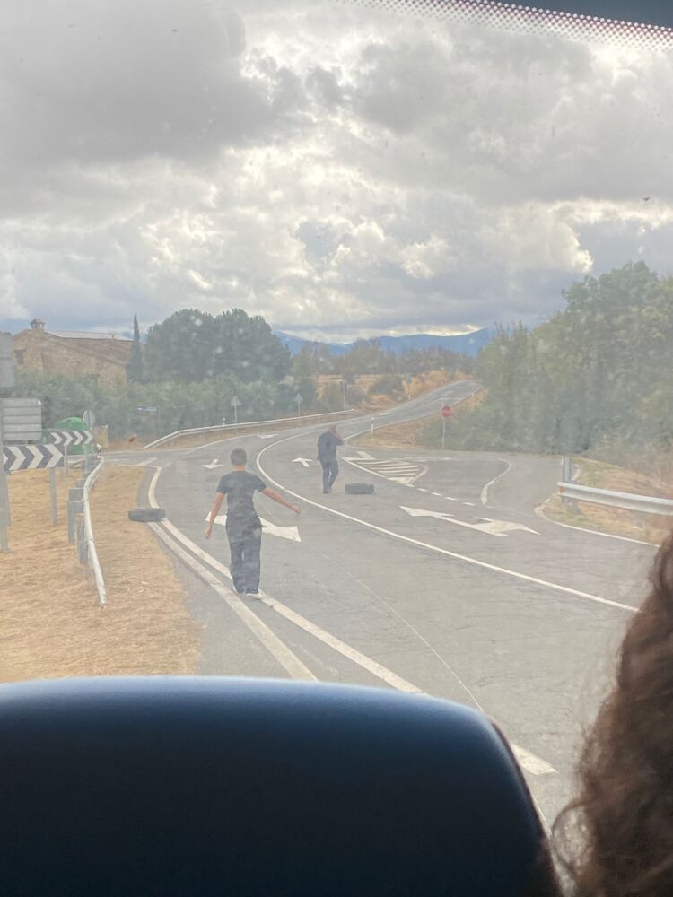 Un autobús escolar roza la tragedia al perder dos ruedas traseras 1 Las ruedas, vistas desde dentro del minibús, quedaron en la carretera. / CEDIDA
