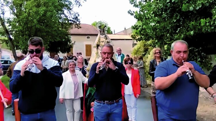 Olombrada celebra a la Virgen del Rosario 1 Procesión de La Virgen.