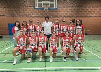 La plantilla del equipo femenino sénior del Dibaq CD Base antes de un encuentro del presente curso./CD BASE